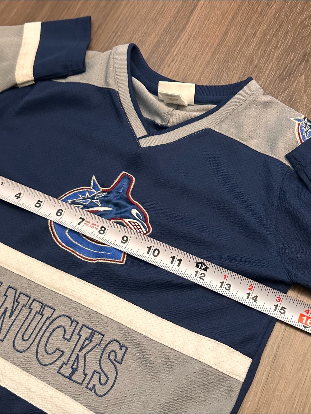 Kid’s Canucks Jersey - Picture 5 of 7